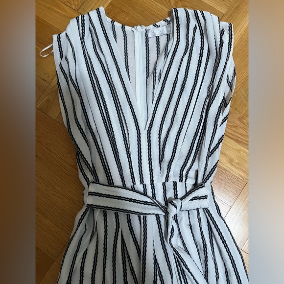 LF black and white v neck romper, XS - Picture 2 of 4